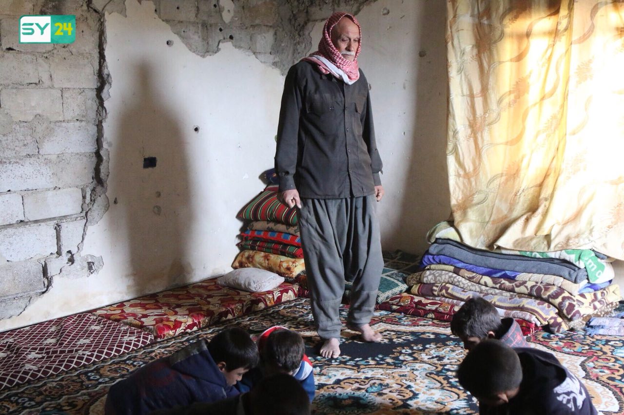 أهالي مدينة نوى يعيشون في المنازل التي دمرتها طائرات النظام