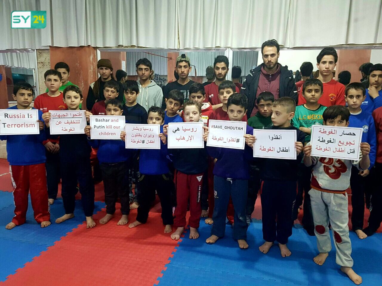 أطفال رياضيون ينظمون وقفة احتجاجية مع الغوطة الشرقية في إدلب