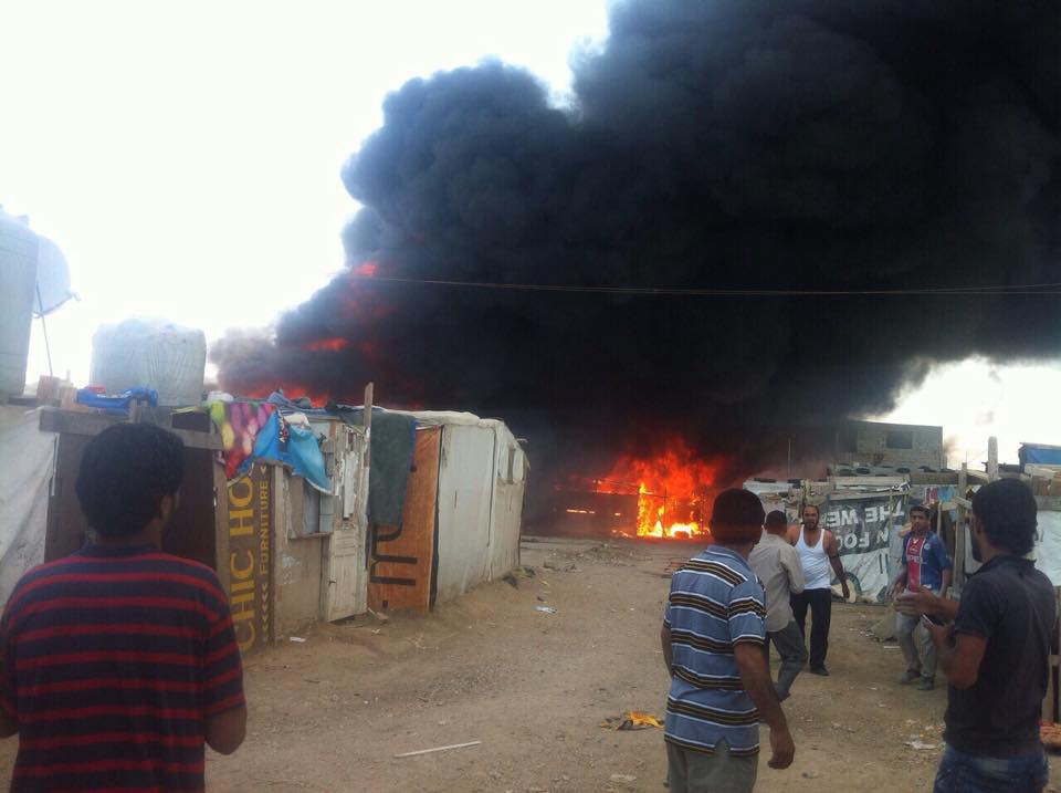 حريق اندلع في مخيم اللاجئين السوريين بمنطقة الوزاني جنوبي لبنان