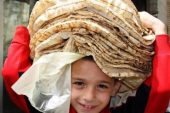 أكدت فاطمة تيري النازحة من اللاذقية أنه يتم توزيع الخبز على المخيمات يومي السبت والثلاثاء