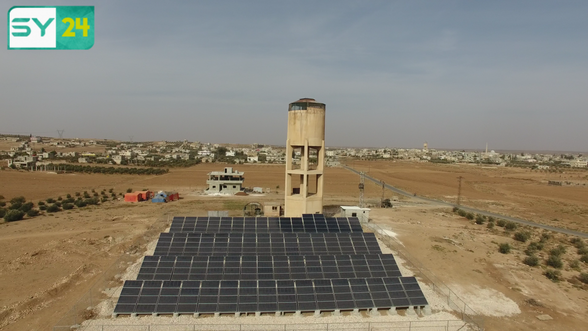 حاجة أهالي ريف درعا للماء دفعتهم لتسخير الطاقة البديلة (ألواح الطاقة الشمسية) لأن تكون مصدراً أساسياً لتشغيل "مشروع بئر المياه في بلدة نصيب" بريف درع