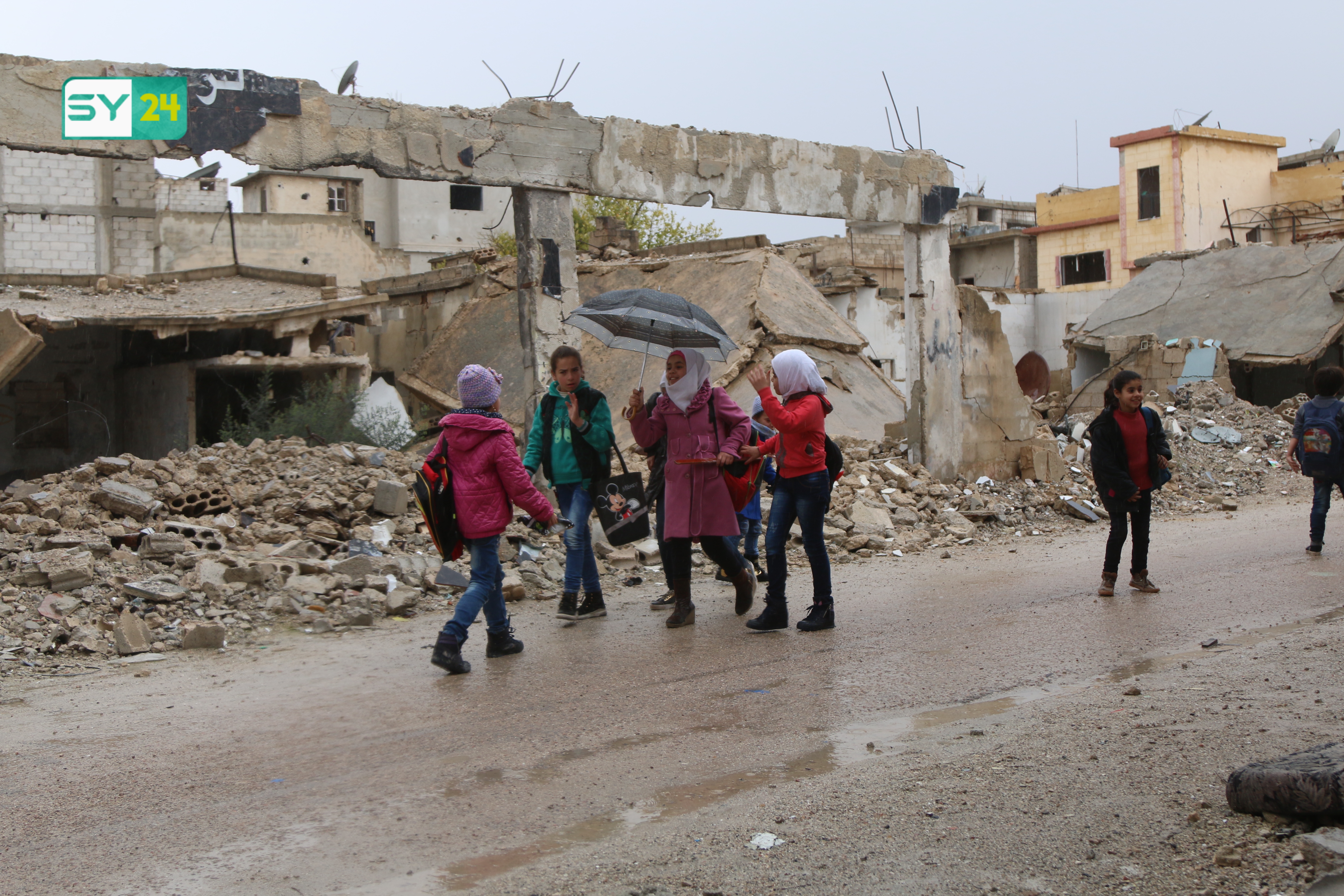بين الركام.. أطفال مخيم درعا في طريقهم إلى مدارسهم