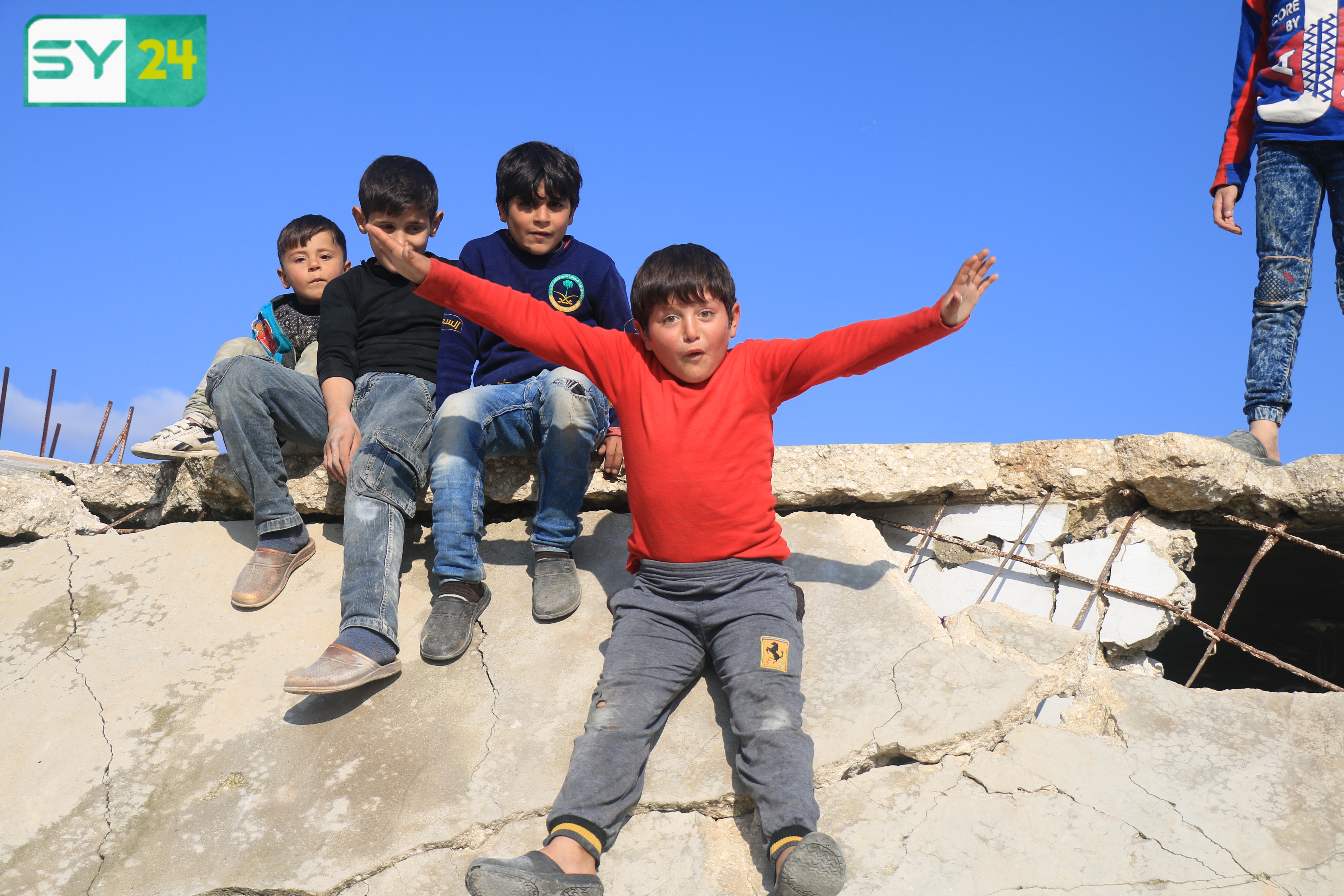 أطفال يلعبون على انقاض منازلهم المدمرة شمال حماة