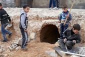أطفال الغوطة الشرقية باتوا يعلمون ما يعيشونه في ظل الحرب، وأن الحياة القاسية ستستمر رغم صواريخ الحقد التي تتساقط على منازلهم".
