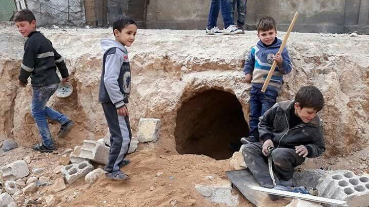 أطفال الغوطة الشرقية باتوا يعلمون ما يعيشونه في ظل الحرب، وأن الحياة القاسية ستستمر رغم صواريخ الحقد التي تتساقط على منازلهم".