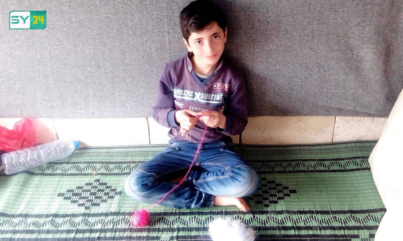 طفل يعمل بصناعة الصوف ليأمن ما تحتاجه أسرته في مخيم بإدلب
