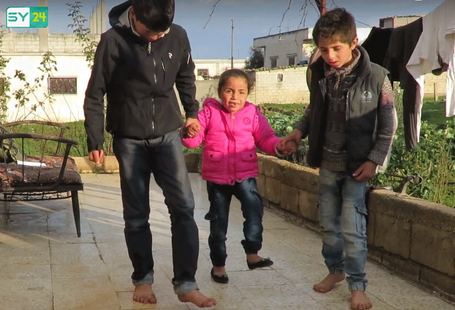 الطفلة "نور" من سكان مدينة تلدو الواقعة في منطقة سهل الحولة المحاصر بريف حمص