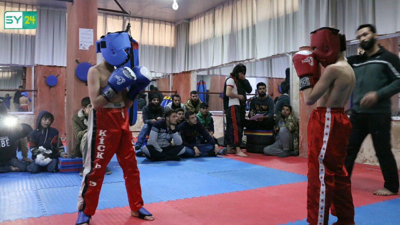 بطولات ومنافسات في لعبة "كيك بوكسينغ" تعيد روح الرياضة للشباب في ريف إدلب