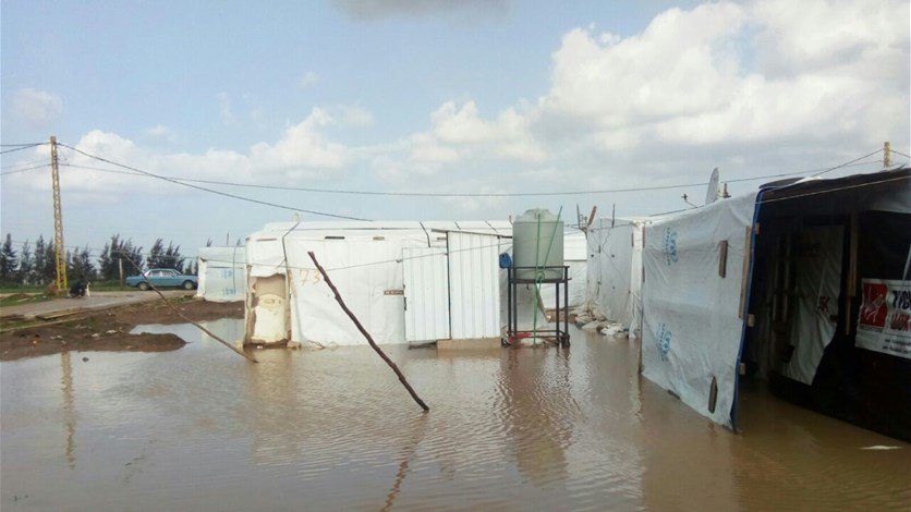 السيول دخلت منازل اللبنانيين وجرفت عدداً من خيم اللاجئين السوريين في منطقة "القليعات" شمال لبنان