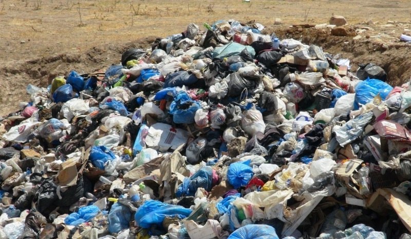النفايات تهدد الأراضي الزراعية في بلدة مصياف