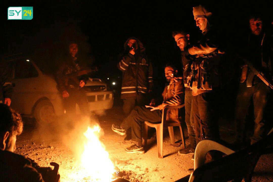 متطوعون يشاركون الشرطة الحرة في حفظ أمن بلدة "حاس" بريف إدلب
