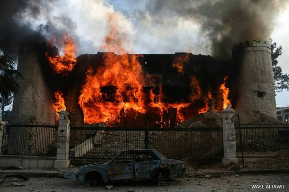 طائرات النظام تدمّر المركز الثقافي في مدينة دوما بريف دمشق