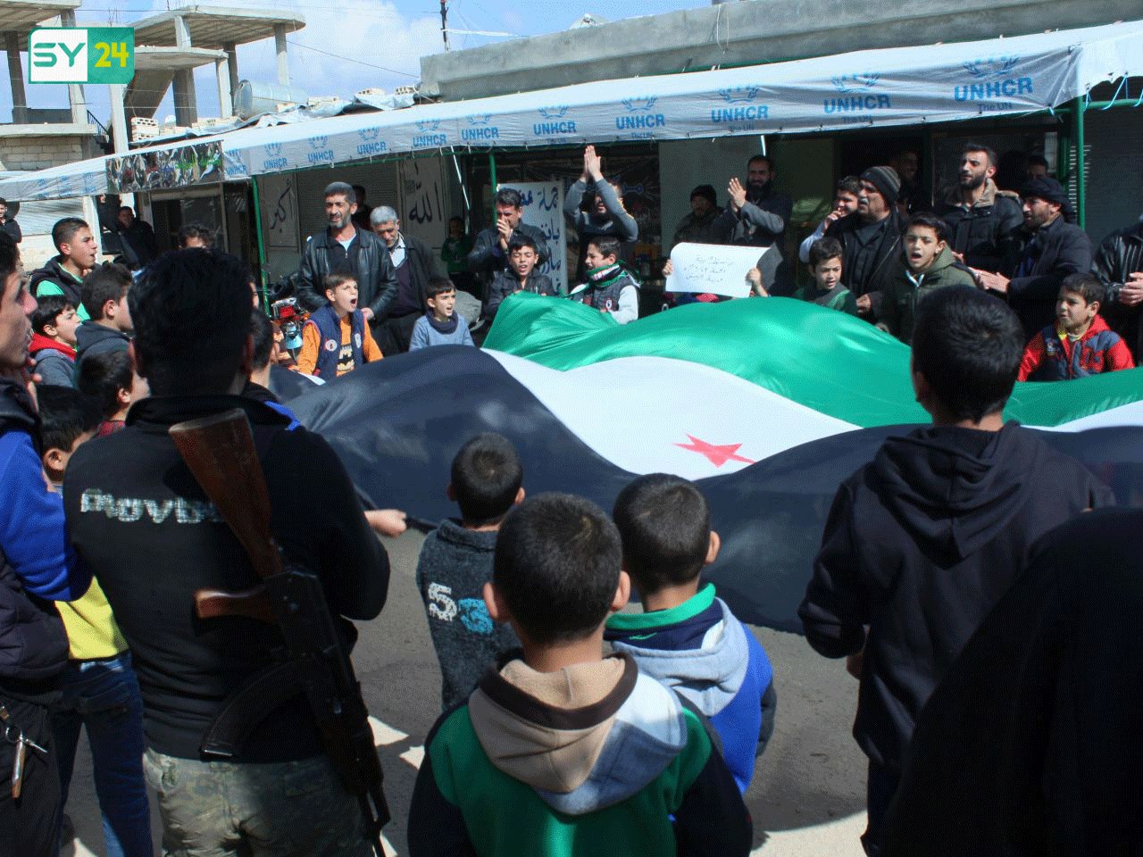 أهالي الرستن في حمص يتضامنون مع الغوطة ويطالبون بخروج “هيئة تحرير الشام”