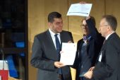 الباحث الدكتور عبدو محلي ابن ريف حلب الشمالي يفوز بجائزة أفضل بحث علمي عن أمراض الكبد لعام 2018 في ألمانيا