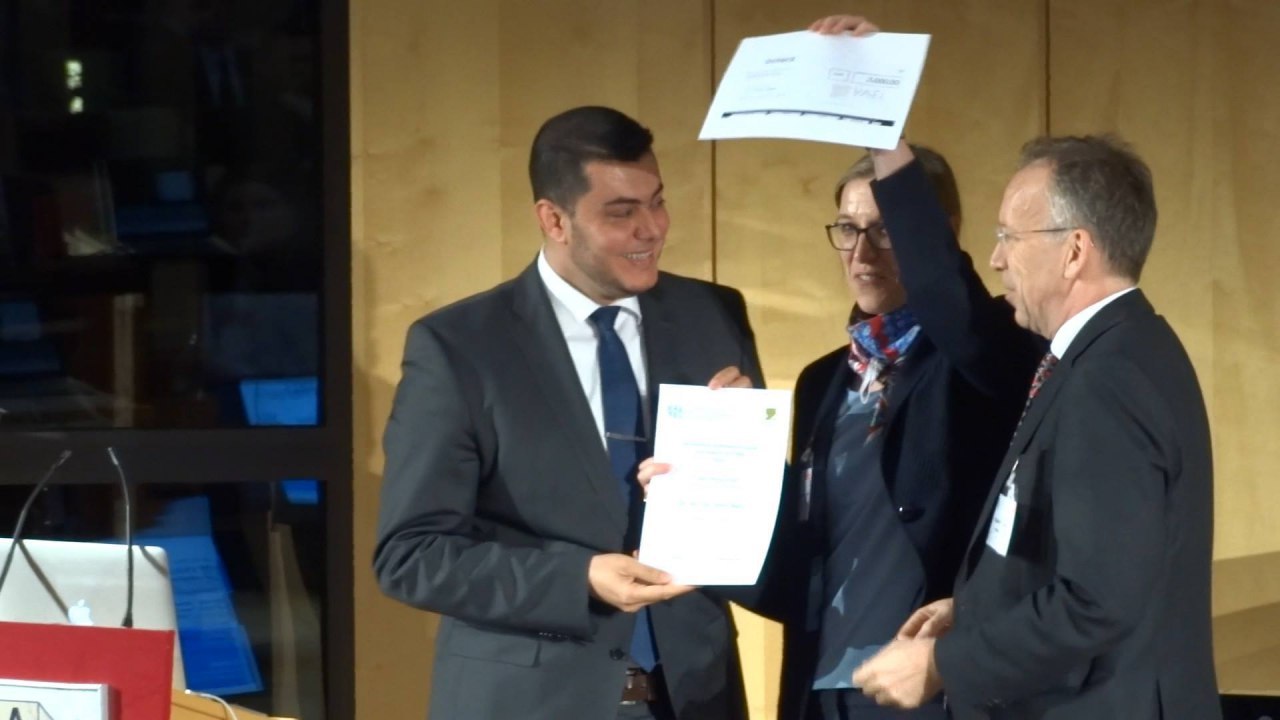 الباحث الدكتور عبدو محلي ابن ريف حلب الشمالي يفوز بجائزة أفضل بحث علمي عن أمراض الكبد لعام 2018 في ألمانيا