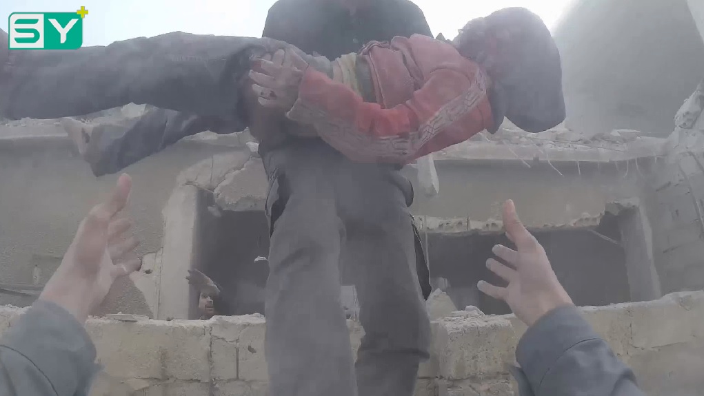 لحظات من الغوطة الشرقية.. طفل مصاب مضرجٌ بدمائه يصرخ “لك ما فيني شي” في مدينة زملكا – آذار 2018