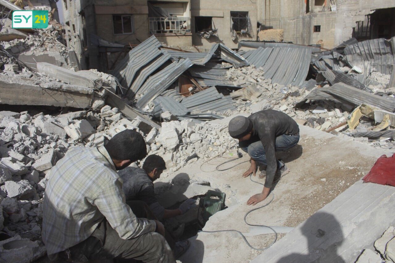 انتشال ضحايا القصف الجوي الروسي من تحت الأنقاض في دوما