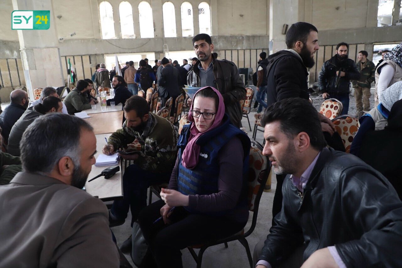 الدفاع المدني: روسيا طلبت من القافلة الأممية الانسحاب من مدينة دوما قبل إفراغ حمولتها