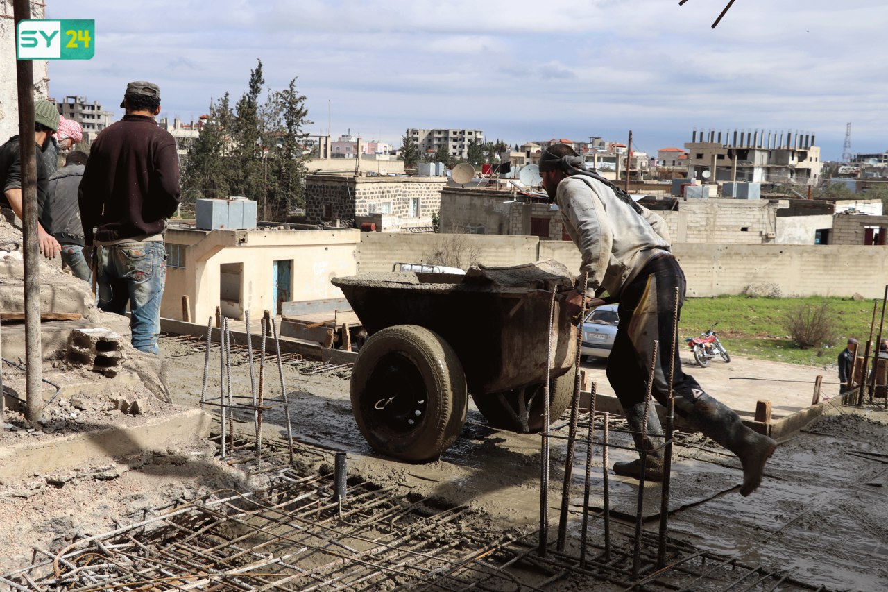 بعد تعرضها للقصف.. مجلس نوى المحلي بدرعا يرمم إحدى المدارس دعماً للتعليم