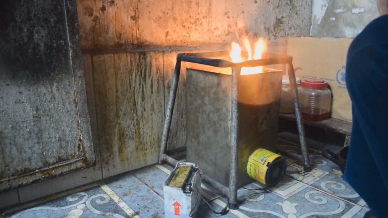 أهالي ريف حمص يكسرون الحصار بـ “التنكة الليزرية وأكياس النايلون” بديلاً عن الغاز