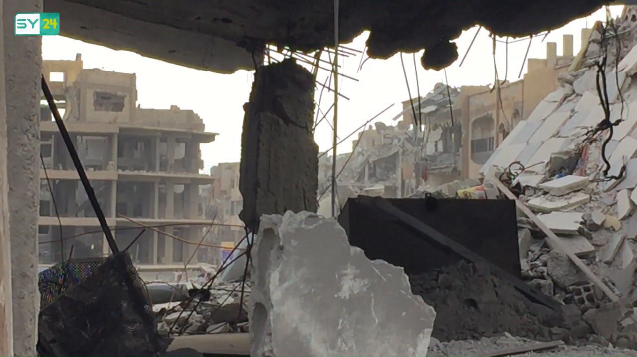 الكتل الإسمنتية المتدلية في الرقة تهدد حياة الكثير من المدنيين