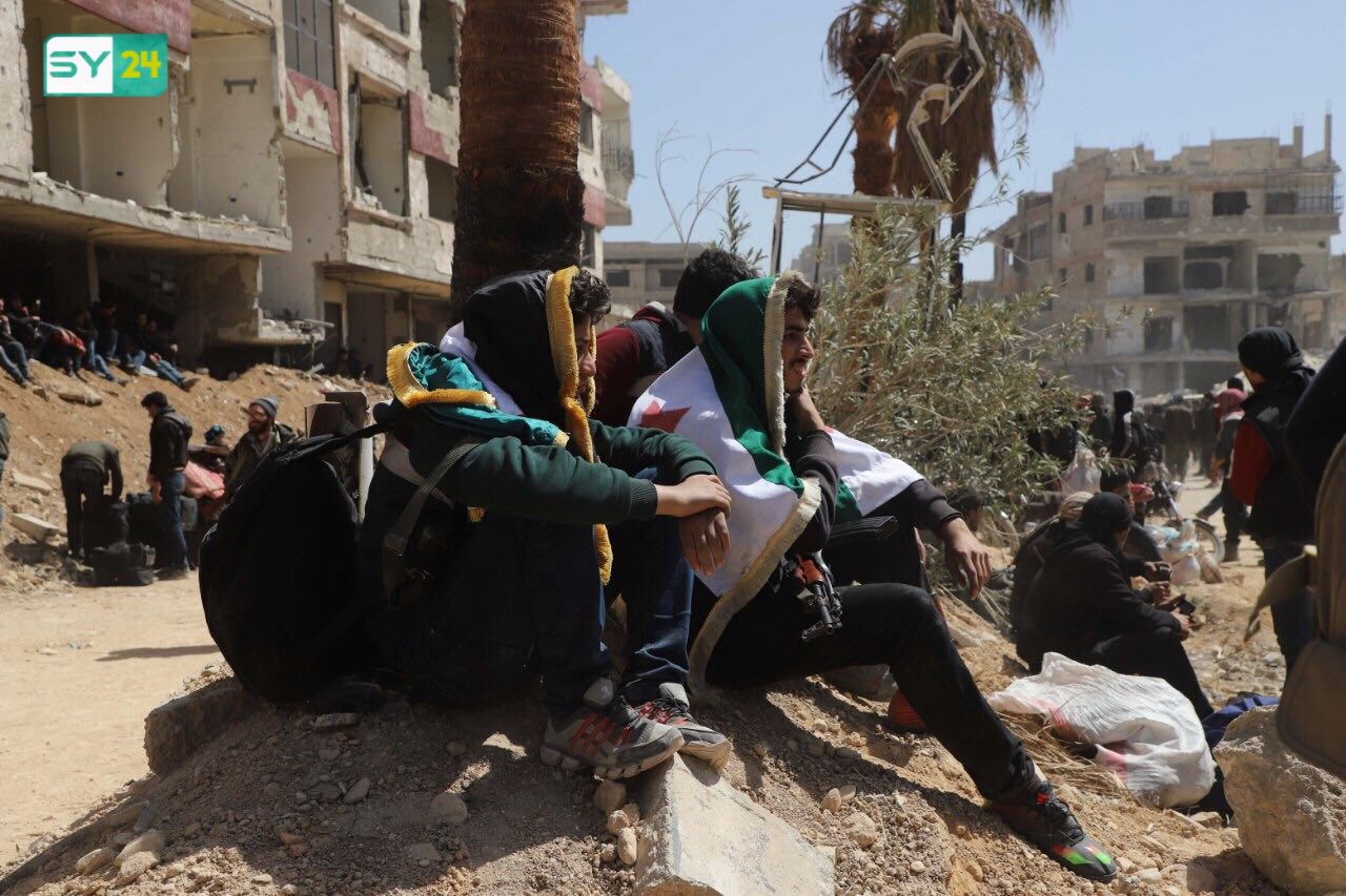 آخر لحظات المهجرين قسراً من مدينة عربين إلى الشمال السوري