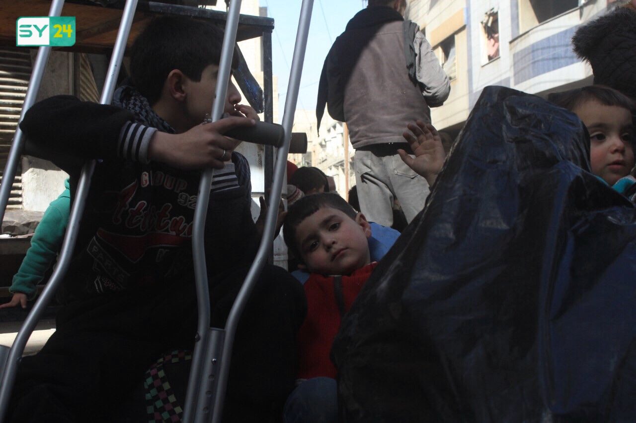 استمرار عملية إجلاء الجرحى والمصابين من دوما في غوطة دمشق