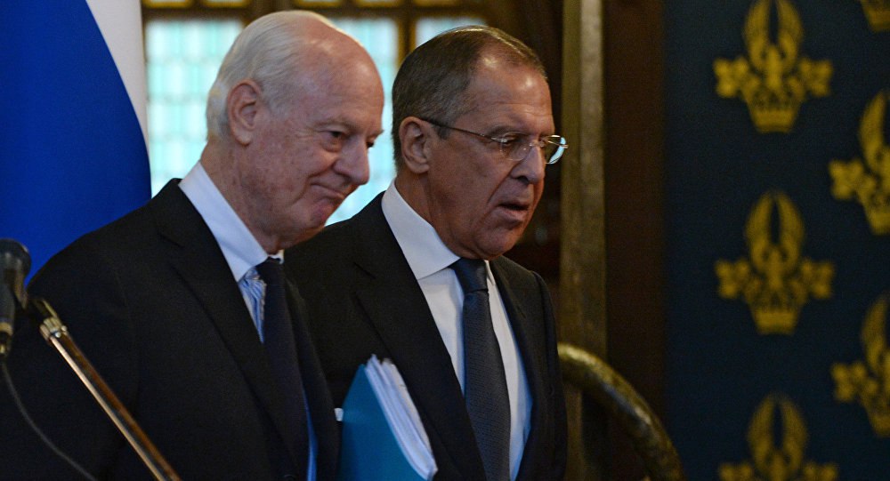 وزير الخارجية الروسي "سيرغي لافروف" والمبعوث الأممي الخاص إلى سوريا "ستيفان ديميستورا"