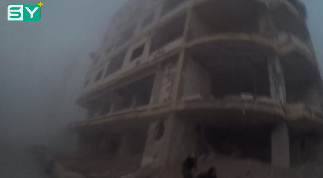 لحظات من الغوطة… أمتار تفصل غارة جوية عن الدفاع المدني في بلدة “حزة” – شباط 2018