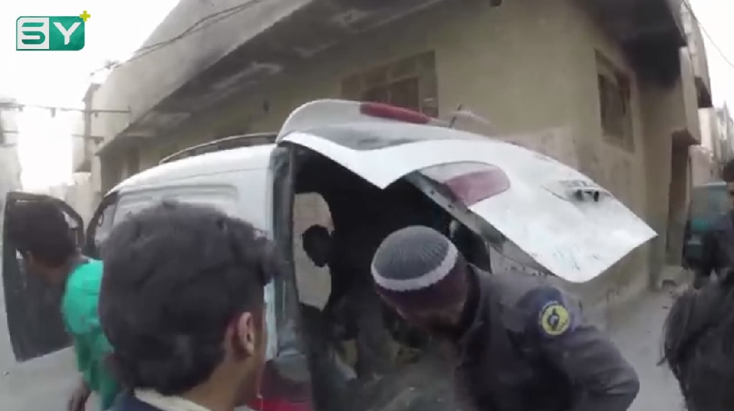 لحظات من الغوطة الشرقية.. بمعدات وكوادر بسيطة يقوم الدفاع المدني بإسعاف الجرحى في دوما – آذار 2018
