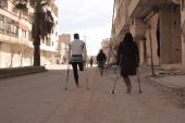 هبة وزوجها حاتم وفجر يتجهون نحو مركز المعالجة في الغوطة الشرقية. المصدر: حكاية ما انحكت