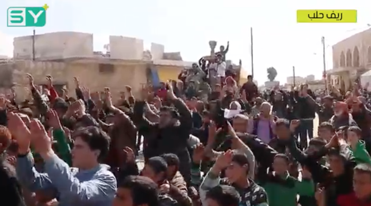 خروج مظاهرة في بلدة عنيجارة نصرةً لأهالي الأتارب التي تحاصرها تحرير الشام وتهدد باقتحامها