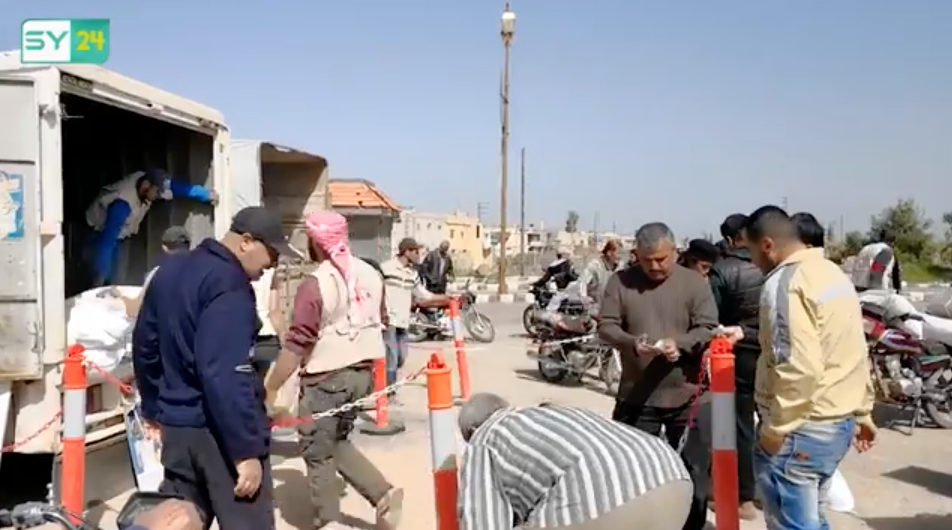 الشرطة الحرة تقوم بتنظيم وتأمين عملية توزيع الإغاثة في درعا