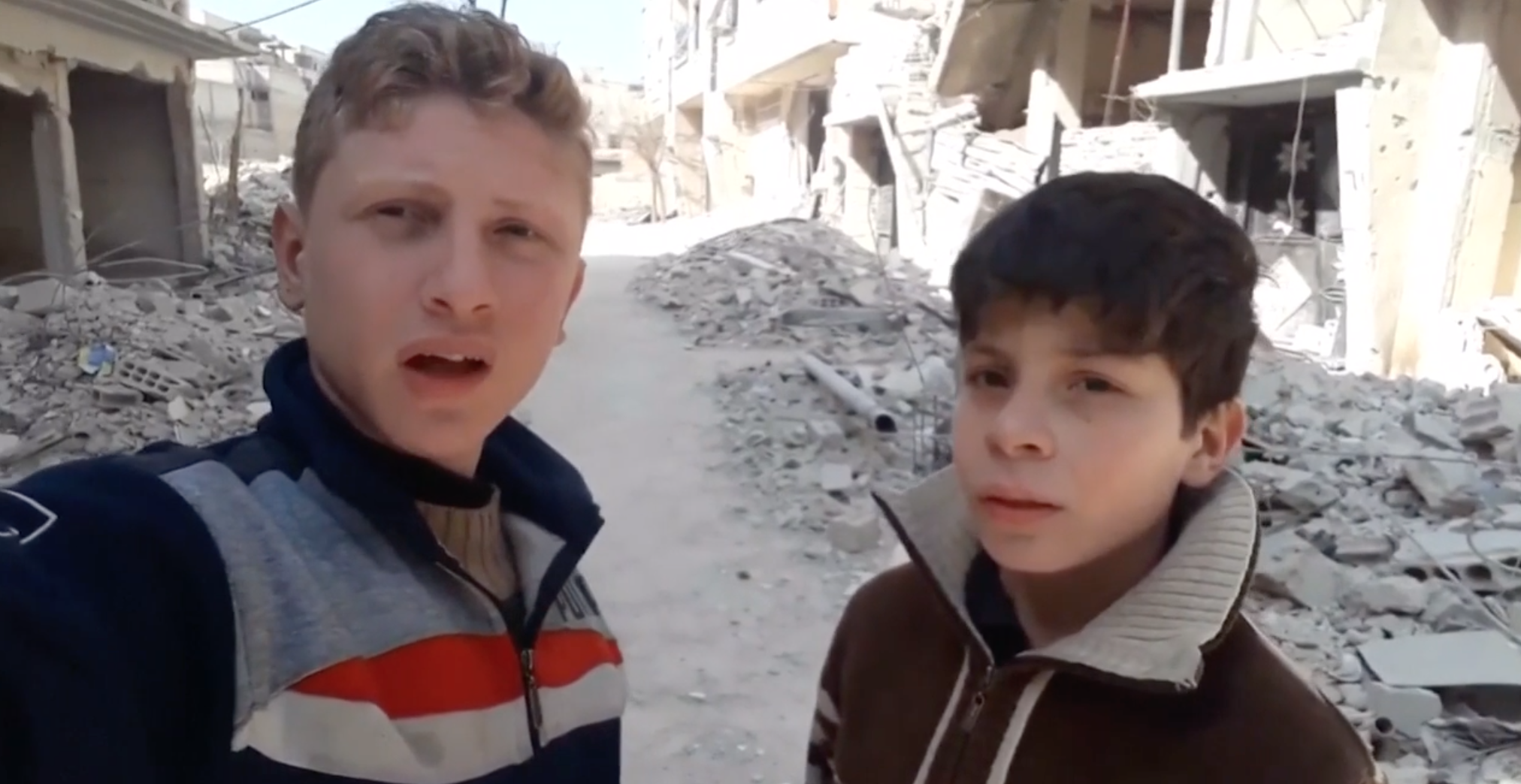 بالإنكليزية والعربية.. أصغر “مراسل” ينقل للعالم جحيم الغوطة