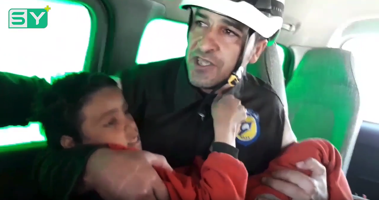 من داخل سيارة الإسعاف … محاولة إنقاذ طفل سقط جريحاً بسبب القصف الجوي على مدينة الحراك بريف درعا