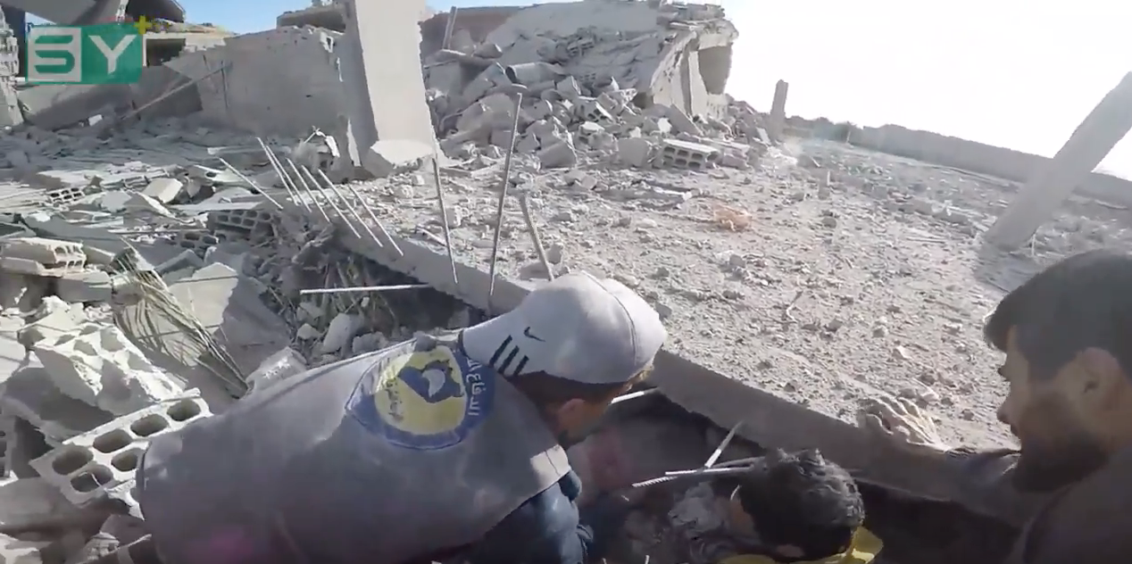 لحظات من الغوطة… انتشال طفلة من تحت الأنقاض في دوما -شباط 2018-