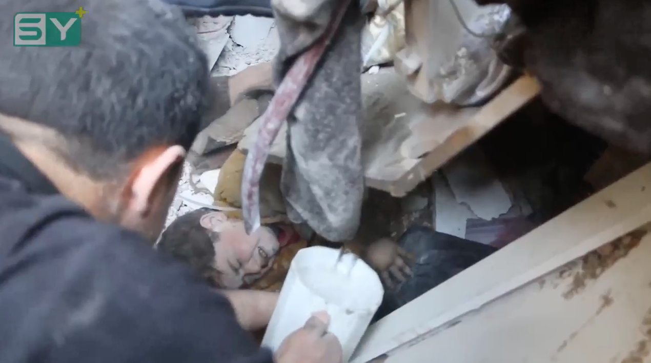 لحظات من الغوطة… طفل من تحت الأنقاض في عربين: “بس بدي فز” -آذار 2018-