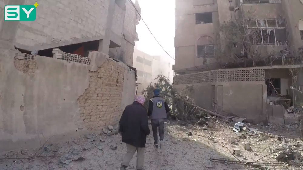 لحظات من الغوطة الشرقية.. عناصر من الدفاع المدني يسعفون أحد زملائهم الجرحى – آذار 2018