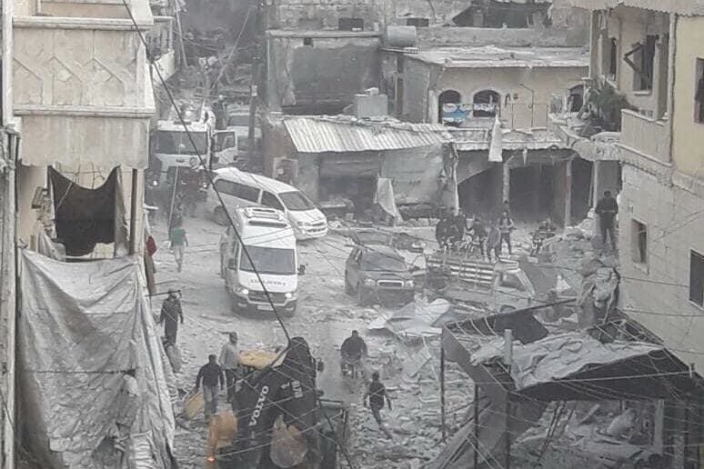 مقتل أكثر من 20 مدنياً بقصف سوقٍ شعبي في مدينة حارم بإدلب