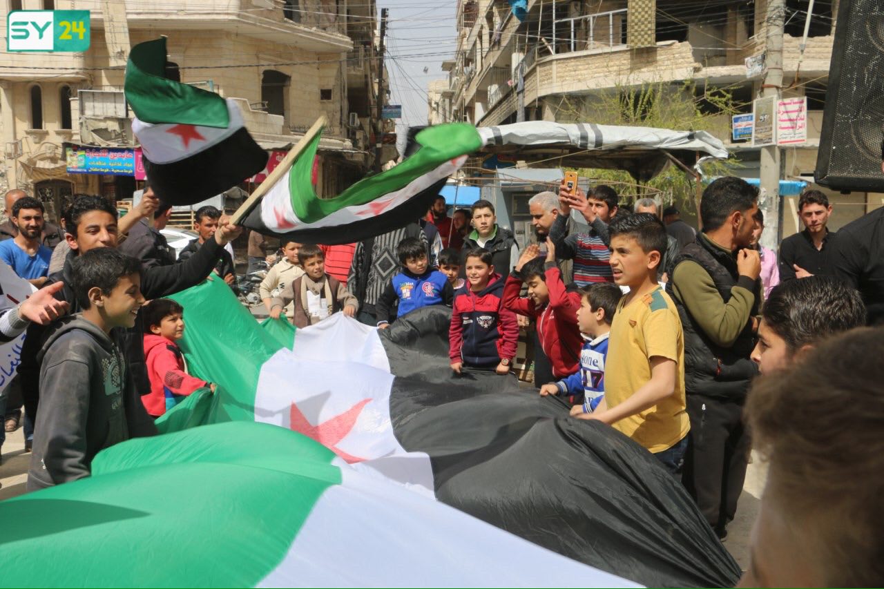 مظاهرات مناهضة لـ "تحرير الشام" في مدينة معرة النعمان بريف إدلب