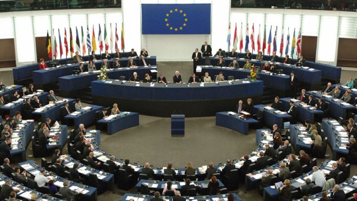 مسؤولون سوريون تطالهم عقوبات الاتحاد الأوروبي
