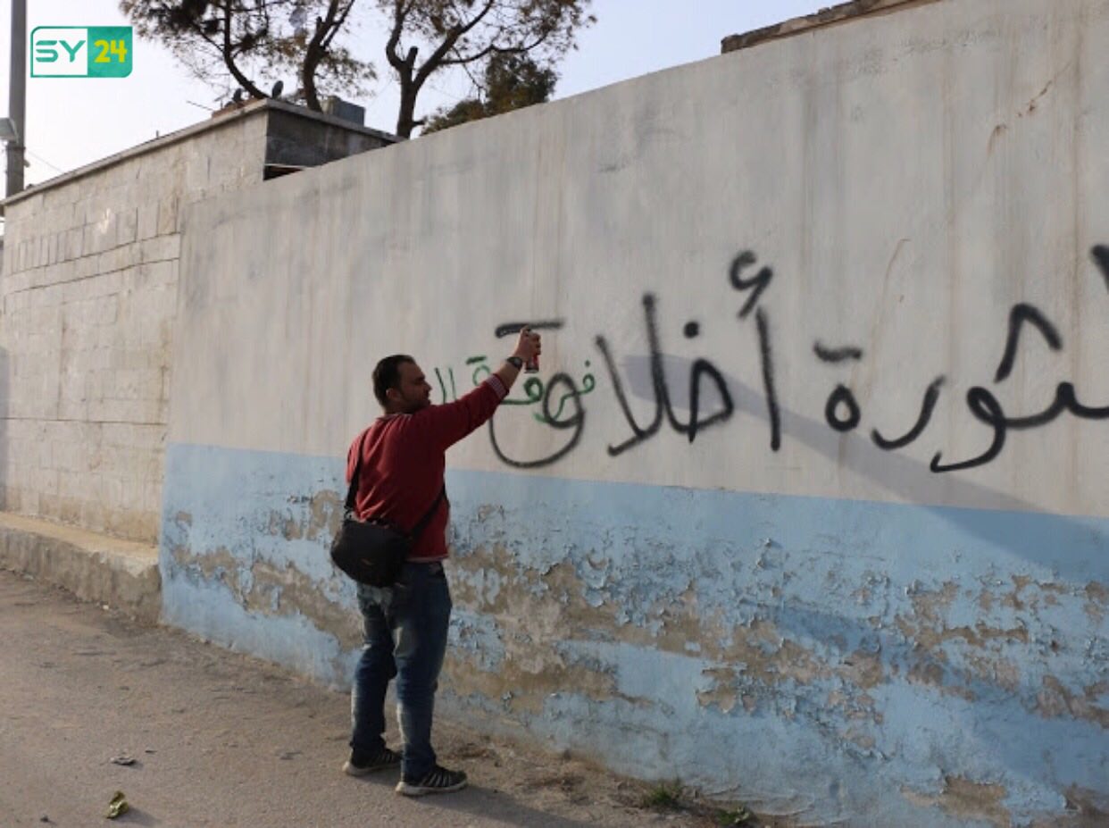 الجيش الحر ينشر حواجز عسكرية في عفرين.. وقادة عسكريون يشاركون في ضبط المسروقات