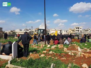 أهالي الأتارب يدفنون قتلاهم الذين سقطوا على يد "تحرير الشام"