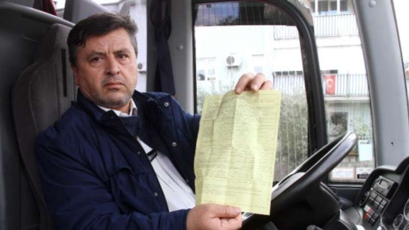 المواطن التركي "علي رضا أرطغرل" الذي يعمل سائقا على إحدى حافلات شركة نقل تركية