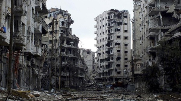 بعد تعفيش كامل المنازل.. عناصر النظام يهدمون الأسقف لسرقة الحديد في حمص