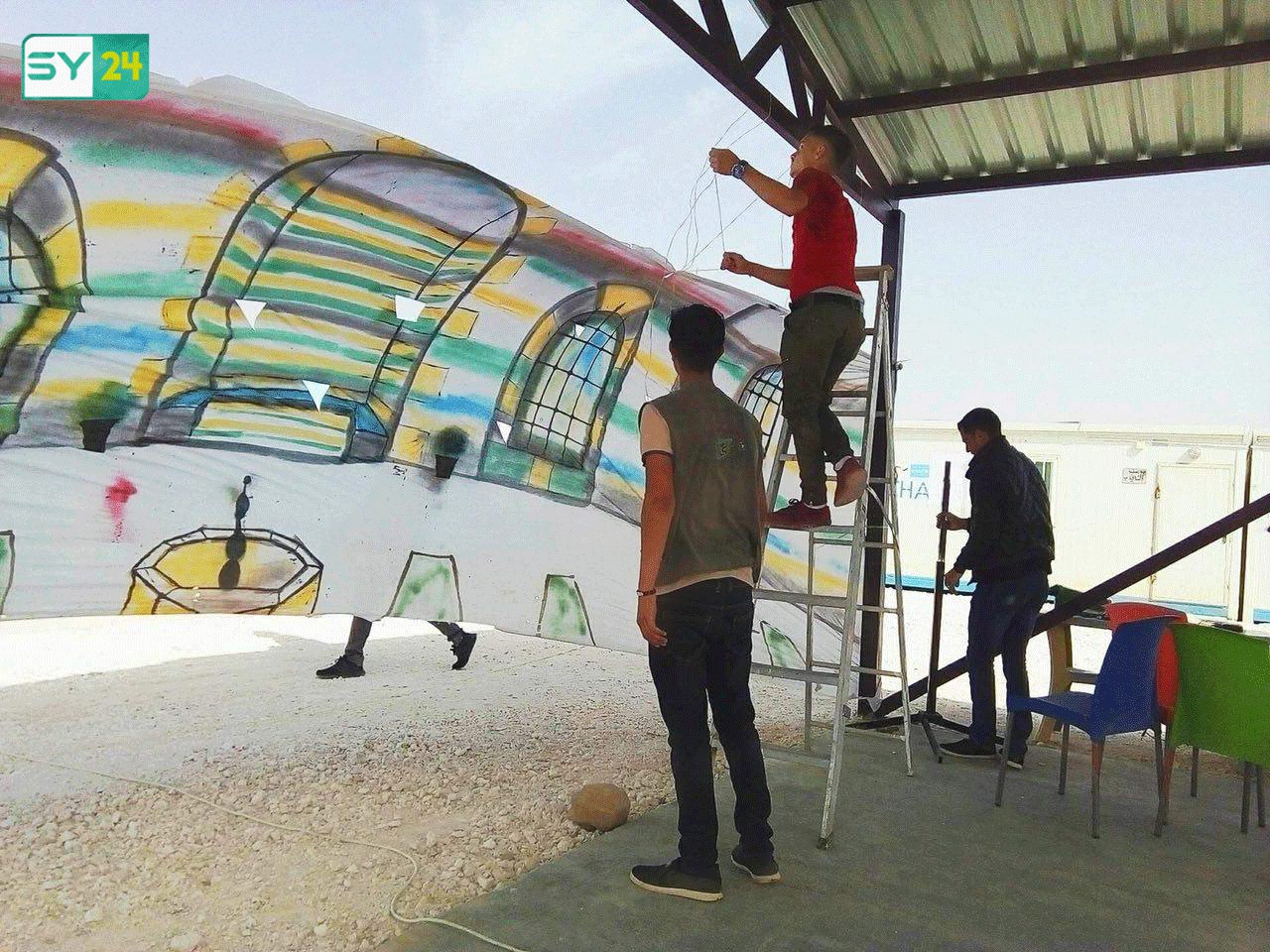 إبداعات لسوريين تبهر الحضور بالوسائل التعليمية والترفيهية لأطفال مخيم الزعتري