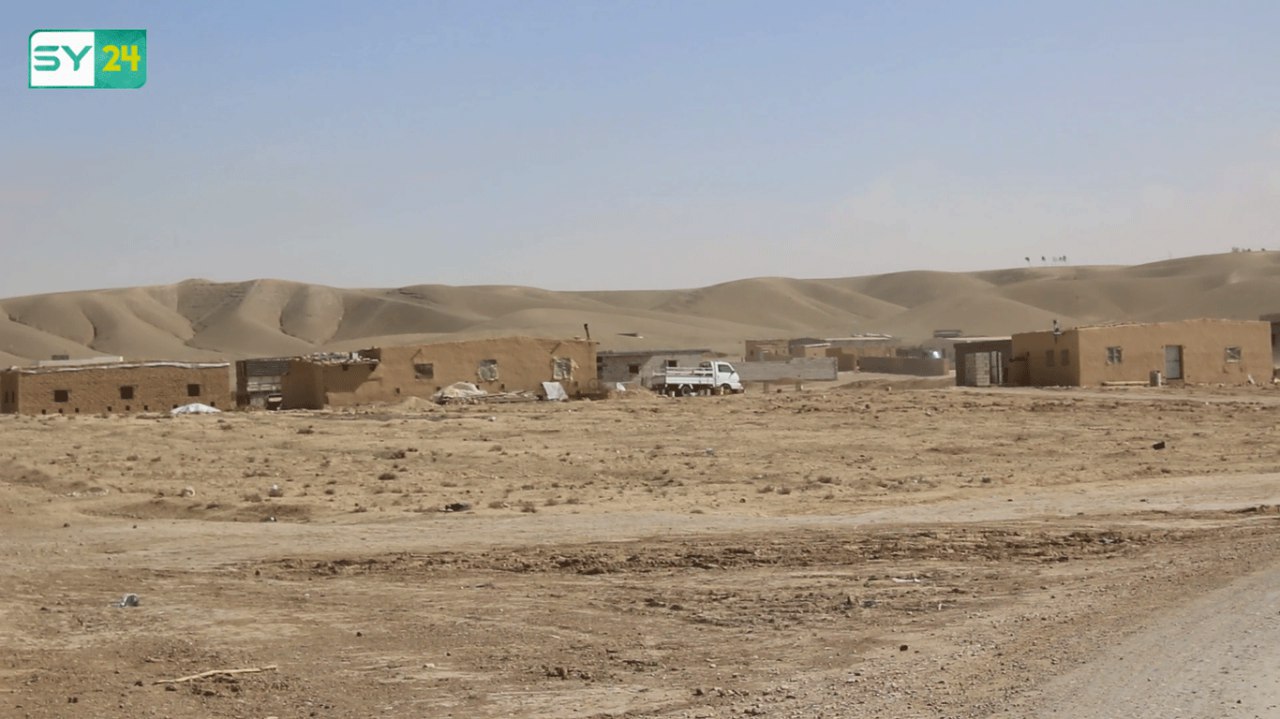 نازحون من حماة وحمص ينشئون قرية متواضعة في ريف الرقة