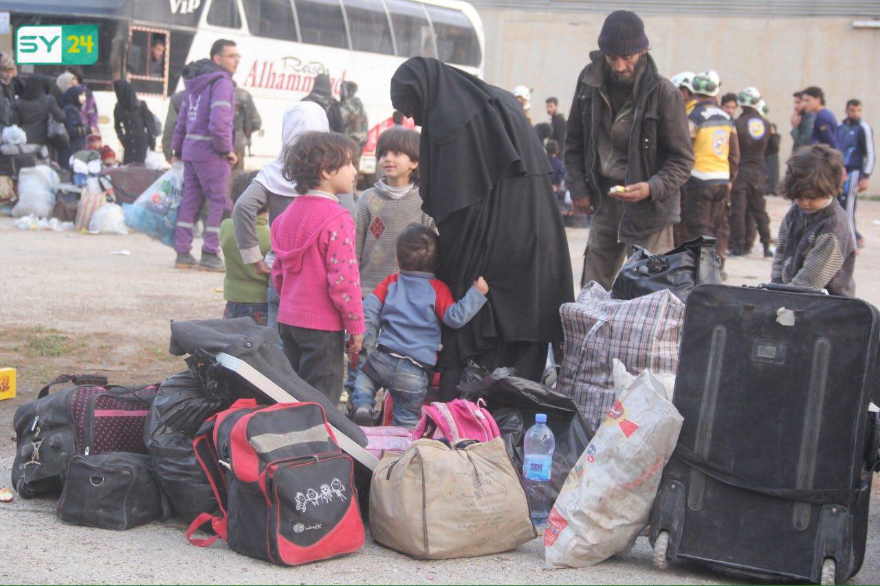 وصول الدفعة الأولى من مهجّري حرستا إلى الشمال السوري