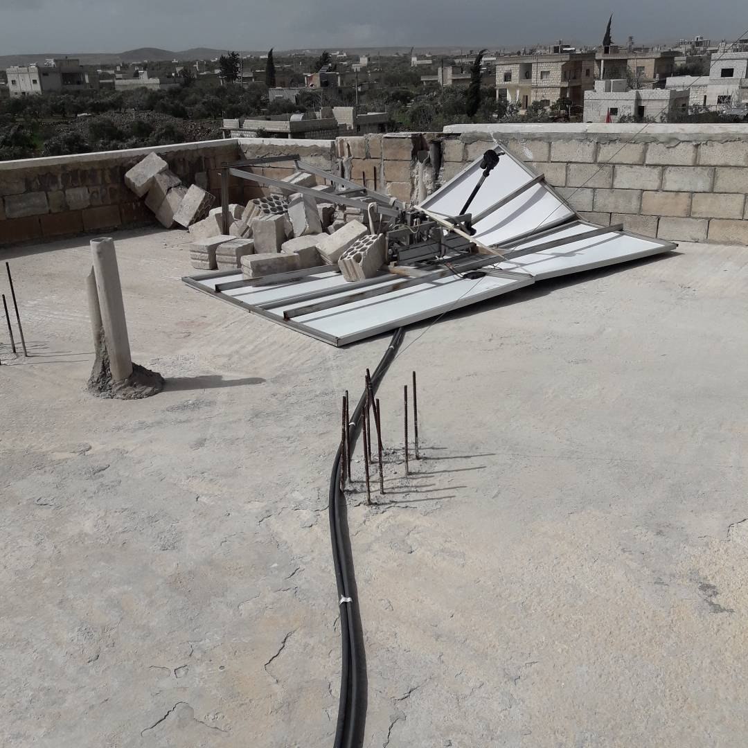 إصابات برياحٍ قاسية اقتلعت أشجار وهدّمت جدران في ريف إدلب