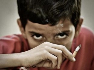ظاهرة التدخين تنتشر بين الأطفال في سوريا وخاصةً من أخذوا دور المعيل